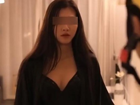 Nhờ anh shipper lên nhà lấy đồ, cô gái mặc váy ngủ không ngờ gặp chuyện kinh hãi