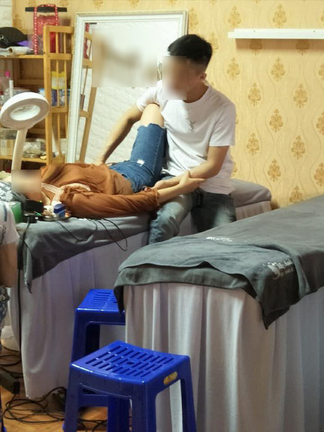 Thanh niên dẫn bạn gái đi xăm môi, ngồi bên cạnh nắm tay suốt 4 tiếng không buông: Người ghen tỵ hết nấc, người bĩu môi bảo làm màu-1