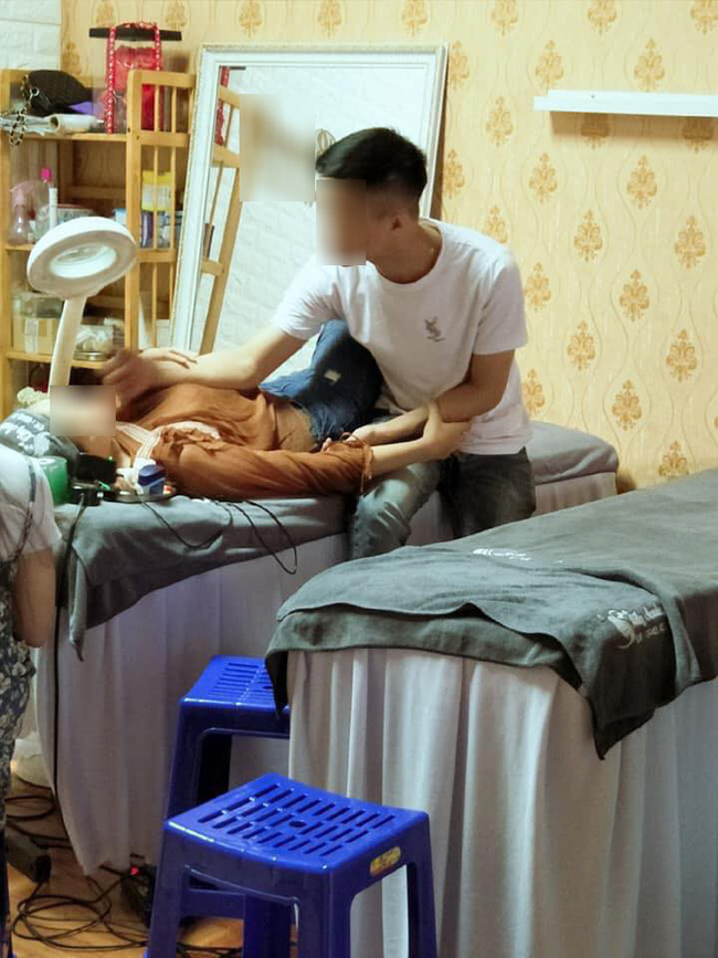 Thanh niên dẫn bạn gái đi xăm môi, ngồi bên cạnh nắm tay suốt 4 tiếng không buông: Người ghen tỵ hết nấc, người bĩu môi bảo làm màu-2