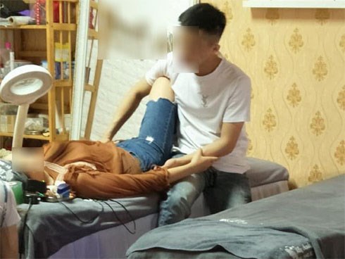 Thanh niên dẫn bạn gái đi xăm môi, ngồi bên cạnh nắm tay suốt 4 tiếng không buông: Người ghen tỵ hết nấc, người bĩu môi bảo 