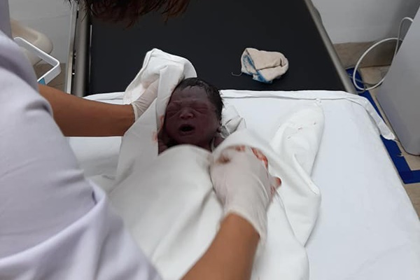 Bé trai 3,4kg đẻ rơi trên taxi tím tái và điều diệu kỳ sau 10 phút-1