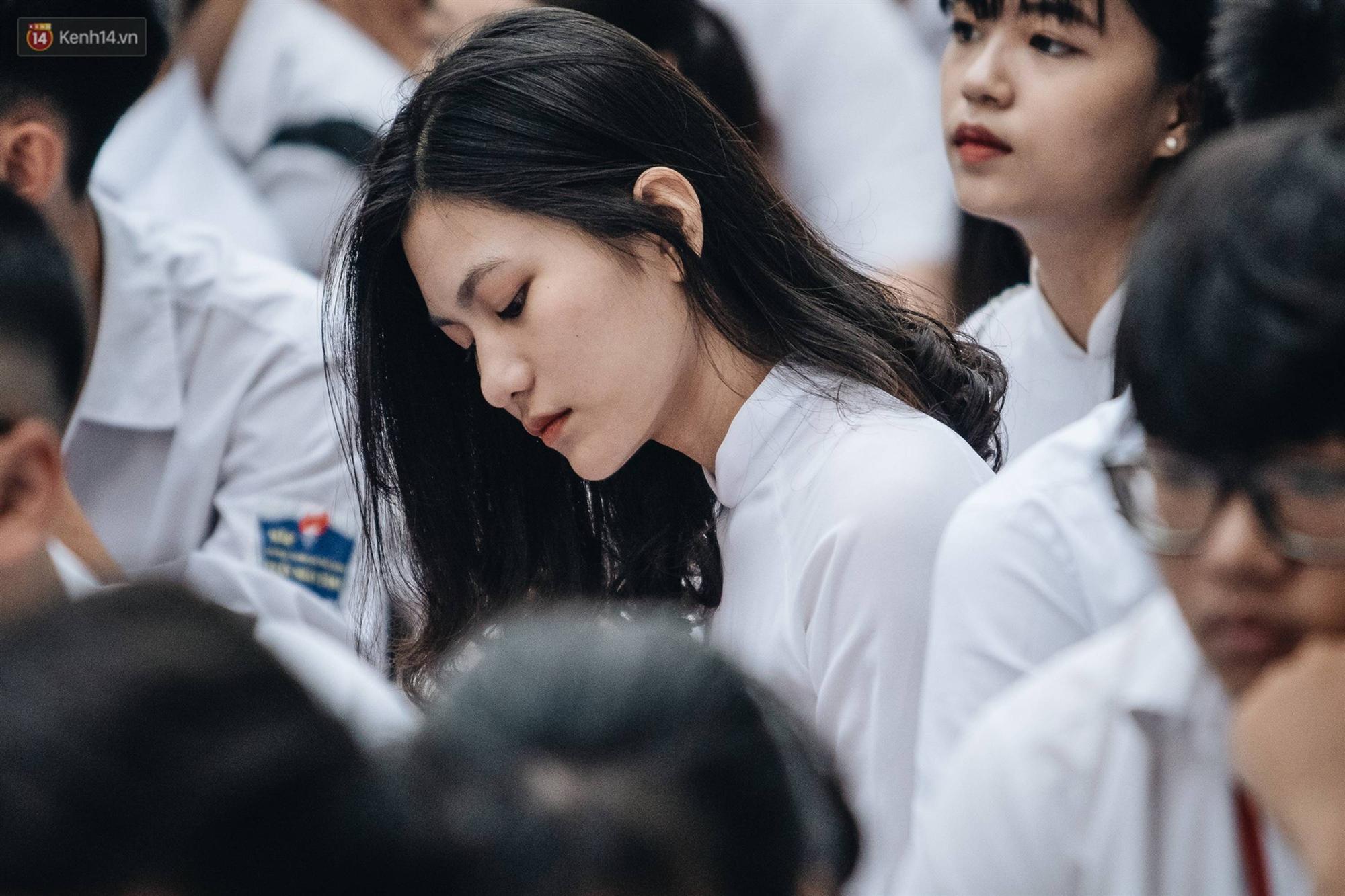 Mặc áo dài trắng đội mưa dự lễ bế giảng, dàn nữ sinh ngôi trường này gây thương nhớ vì quá xinh xắn-1