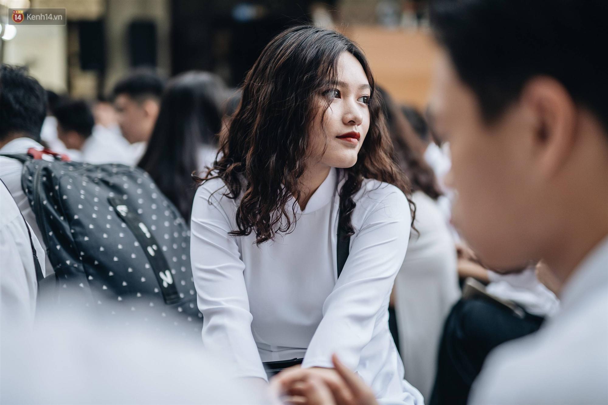 Mặc áo dài trắng đội mưa dự lễ bế giảng, dàn nữ sinh ngôi trường này gây thương nhớ vì quá xinh xắn-10