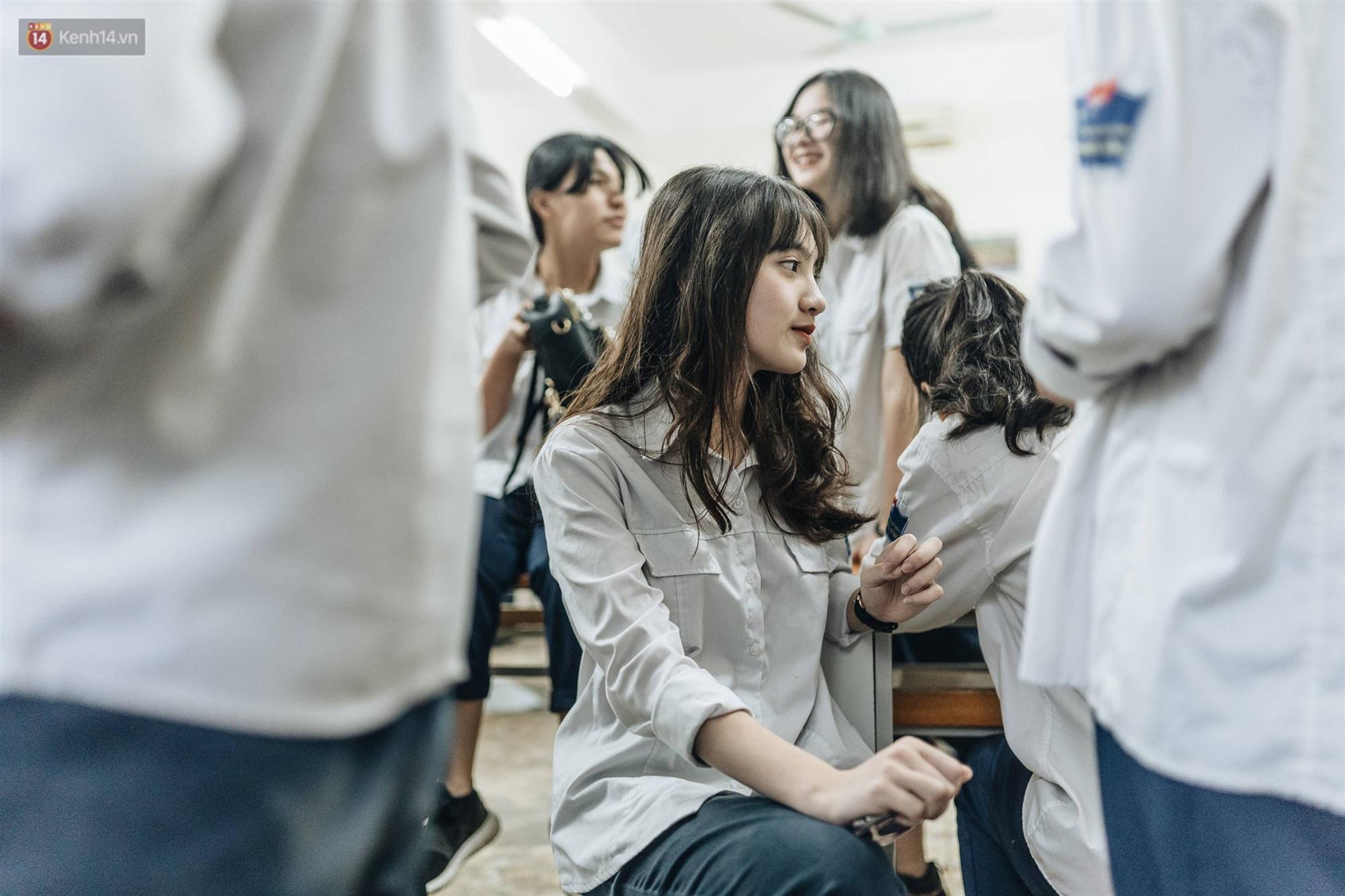 Mặc áo dài trắng đội mưa dự lễ bế giảng, dàn nữ sinh ngôi trường này gây thương nhớ vì quá xinh xắn-11