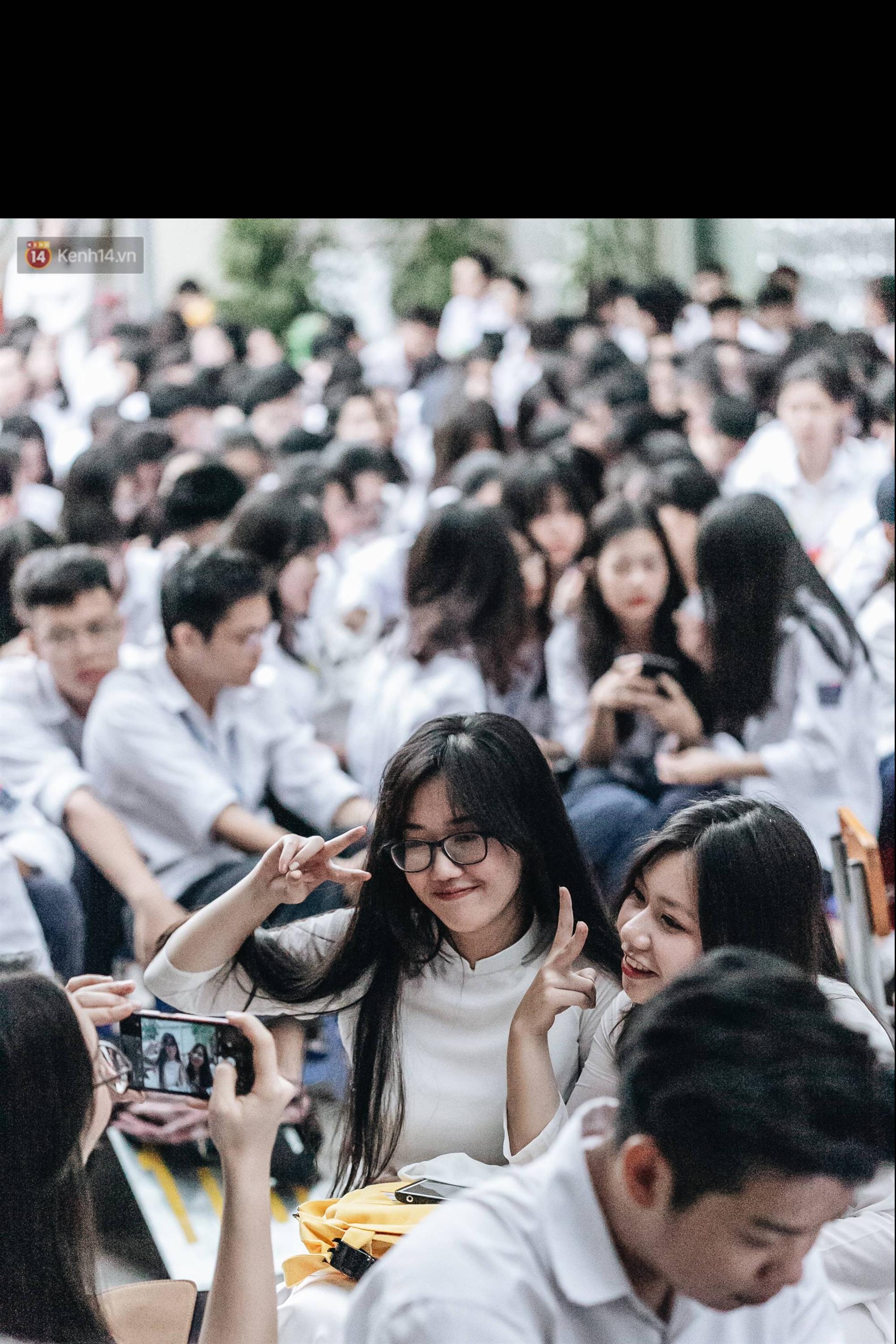 Mặc áo dài trắng đội mưa dự lễ bế giảng, dàn nữ sinh ngôi trường này gây thương nhớ vì quá xinh xắn-13
