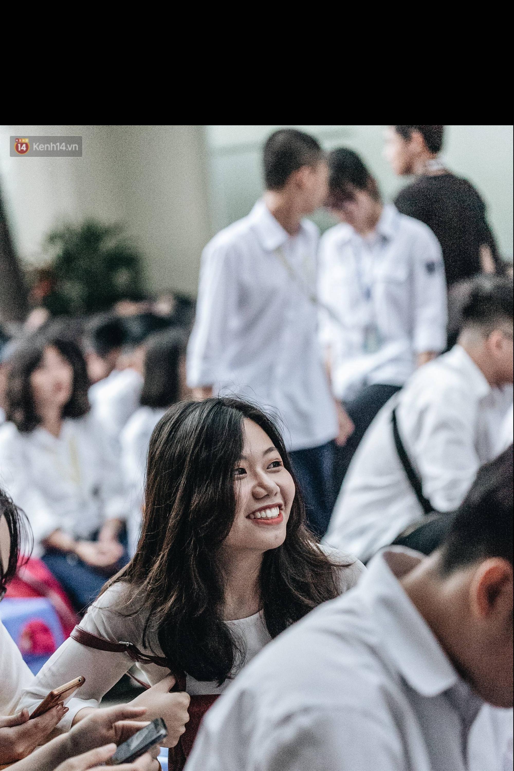 Mặc áo dài trắng đội mưa dự lễ bế giảng, dàn nữ sinh ngôi trường này gây thương nhớ vì quá xinh xắn-14