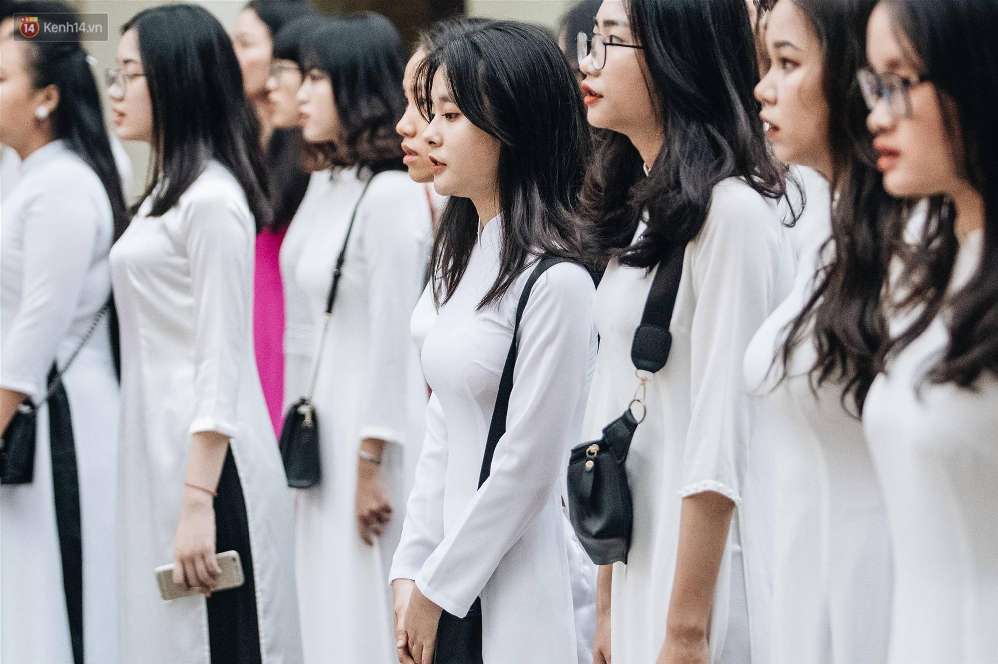 Mặc áo dài trắng đội mưa dự lễ bế giảng, dàn nữ sinh ngôi trường này gây thương nhớ vì quá xinh xắn-5