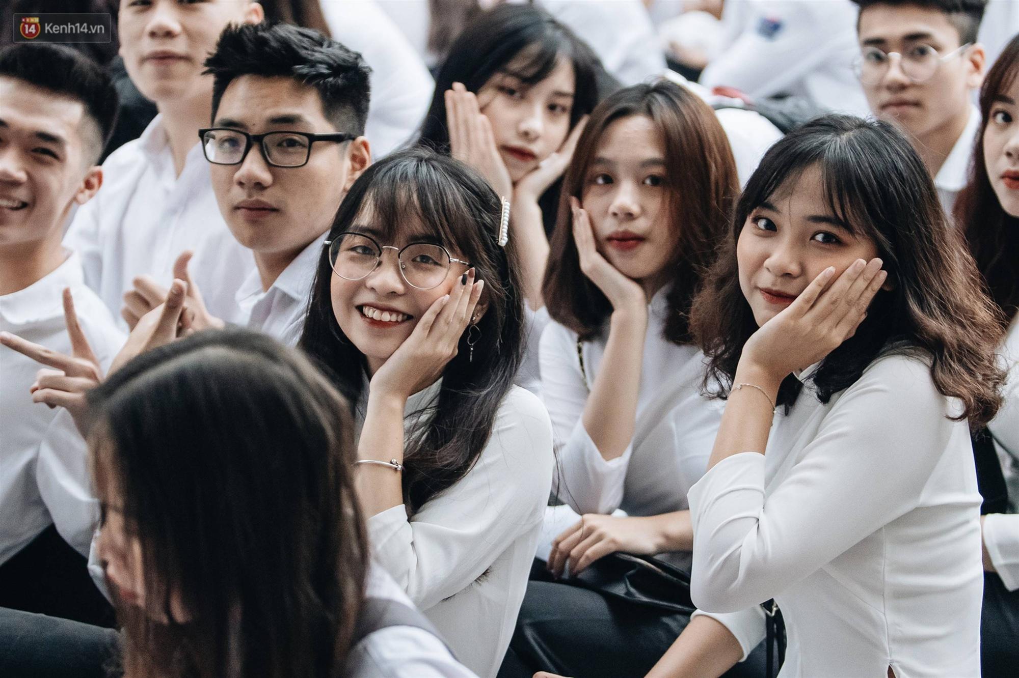 Mặc áo dài trắng đội mưa dự lễ bế giảng, dàn nữ sinh ngôi trường này gây thương nhớ vì quá xinh xắn-9