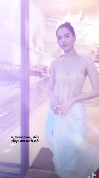 Sau bộ đầm có như không, Ngọc Trinh tái xuất táo bạo hơn, netizen bình luận: Trông giống bikini quấn khăn tắm-4