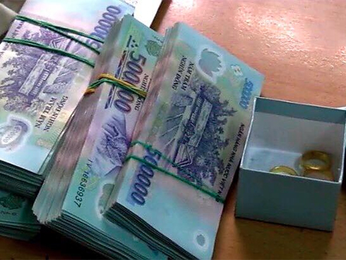 Phó giám đốc ngân hàng tráo 246 lượng vàng trước camera an ninh-1