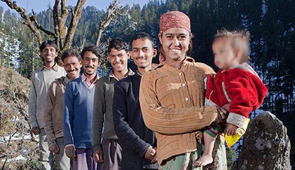 Hôn nhân ở vùng đất lạ kỳ: Một chị vợ 5-7 anh chồng, chuyện ái ân phải xếp lịch chia ca để công bằng cho tất cả-4