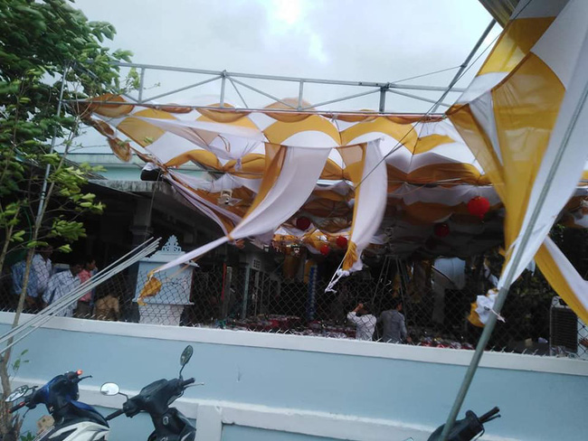 Thương cảm cho gia đình dựng rạp cưới bày cỗ tươm tất, khách chưa kịp đến ăn thì gió lốc cuốn bay cả rạp-4