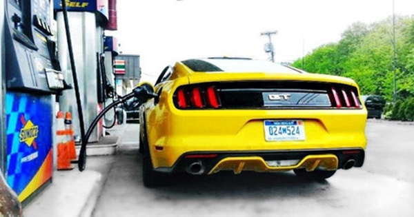 Khởi động xe khi đang đổ xăng liệu có gây cháy nổ?-1