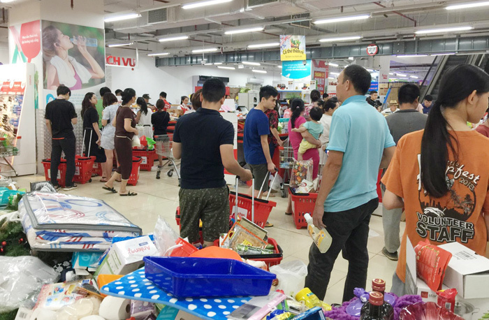 Vỡ trận bán tháo: Dân đổ xô tranh nhau vét sạch kệ siêu thị-1