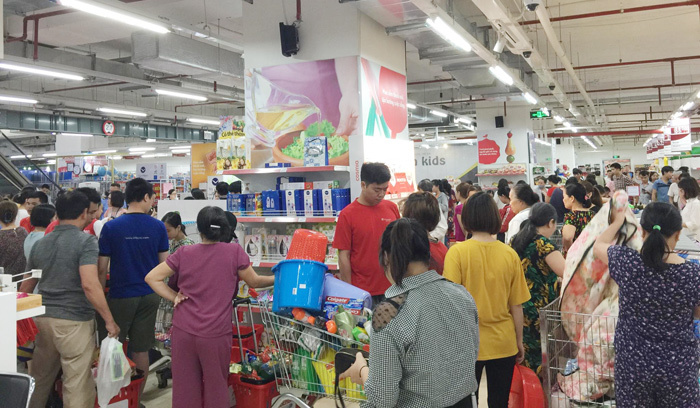 Vỡ trận bán tháo: Dân đổ xô tranh nhau vét sạch kệ siêu thị-11