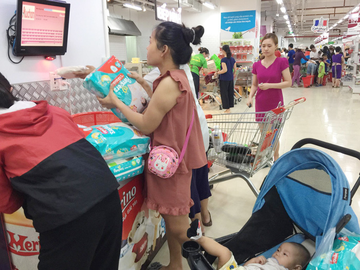 Vỡ trận bán tháo: Dân đổ xô tranh nhau vét sạch kệ siêu thị-2
