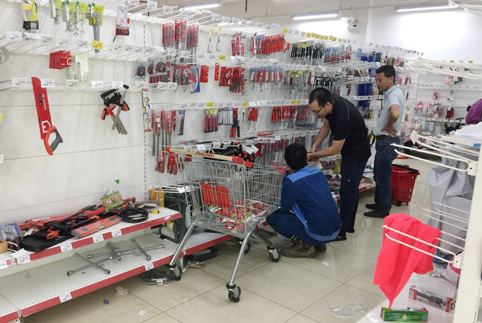 Vỡ trận bán tháo: Dân đổ xô tranh nhau vét sạch kệ siêu thị-3