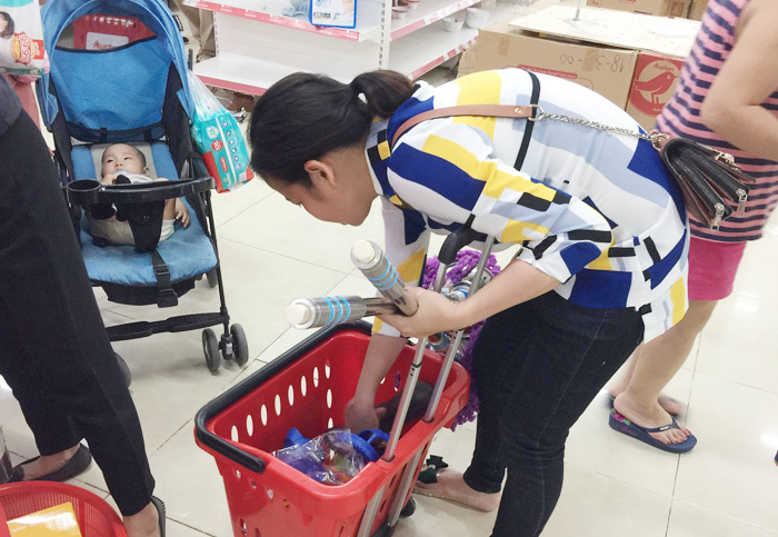 Vỡ trận bán tháo: Dân đổ xô tranh nhau vét sạch kệ siêu thị-4