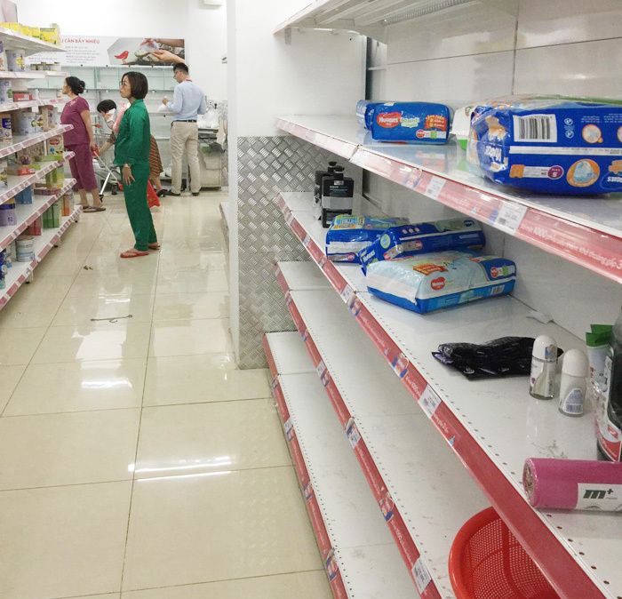 Vỡ trận bán tháo: Dân đổ xô tranh nhau vét sạch kệ siêu thị-5