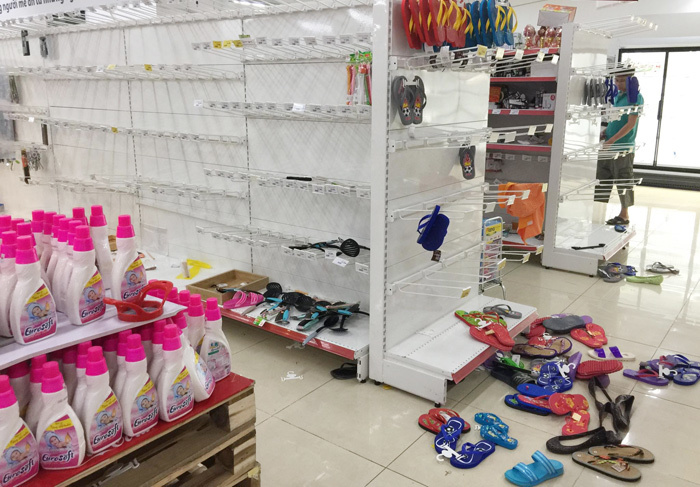 Vỡ trận bán tháo: Dân đổ xô tranh nhau vét sạch kệ siêu thị-6