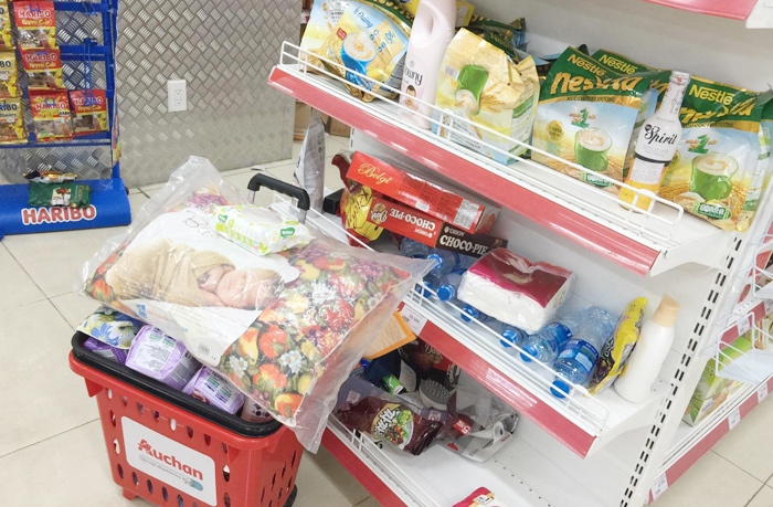 Vỡ trận bán tháo: Dân đổ xô tranh nhau vét sạch kệ siêu thị-7