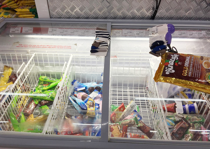 Vỡ trận bán tháo: Dân đổ xô tranh nhau vét sạch kệ siêu thị-8