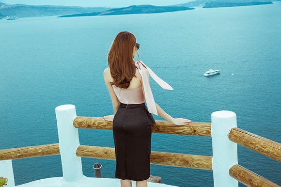 Lê Hà khoe nhan sắc rạng rỡ trong chuyến trăng mật tại vùng đảo Santorini-7