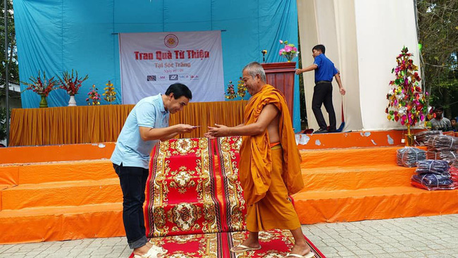Quyền Linh lần đầu chia sẻ sau tuyên bố giải nghệ làm nhiều người nhói lòng: Linh luôn cúi đầu trước tất cả mọi người-3