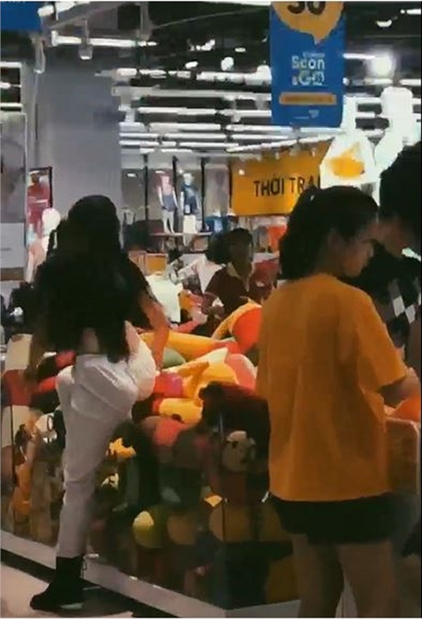 Gái xinh Hà Nội gây tranh cãi nhất MXH sáng nay: Bày đủ trò lố trong siêu thị khiến nhân viên bán hàng nhắc thôi cũng mỏi miệng-2
