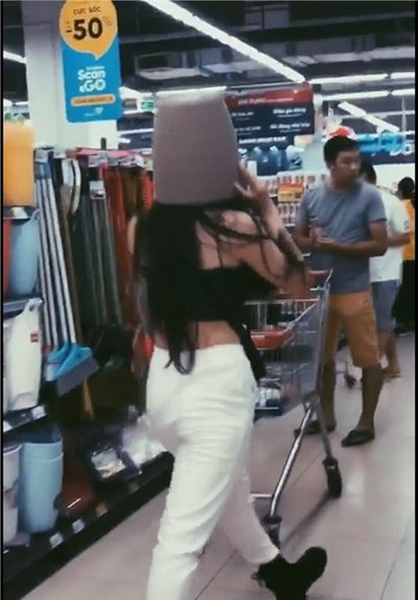 Gái xinh Hà Nội gây tranh cãi nhất MXH sáng nay: Bày đủ trò lố trong siêu thị khiến nhân viên bán hàng nhắc thôi cũng mỏi miệng-3