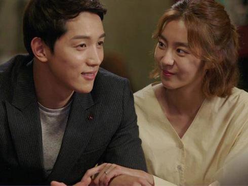 Chết sững nhận ra chú rể trong đám cưới đồng nghiệp chính là chồng mình-1