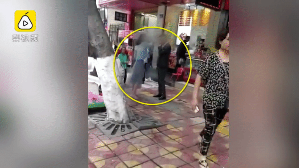 Cô gái tát bạn trai liên tục trên đường, chàng trai đứng yên chịu trận và lý do đằng sau vụ việc khiến ai cũng thấy thương cho anh-1