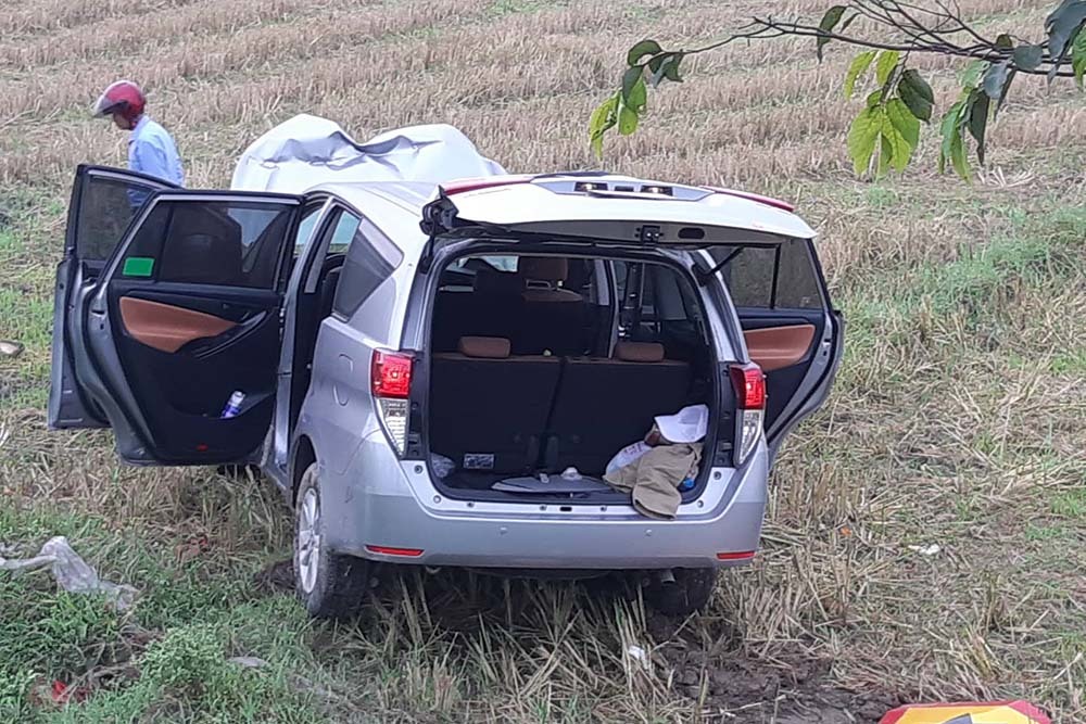 Xe chở hài cốt liệt sĩ lao xuống ruộng ở Hà Tĩnh-1