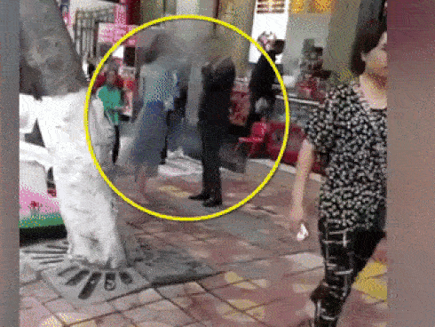 Cô gái tát bạn trai liên tục trên đường, chàng trai đứng yên chịu trận và lý do đằng sau vụ việc khiến ai cũng thấy thương cho anh