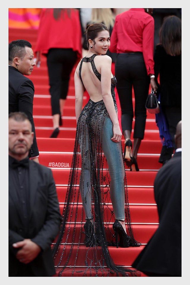 Bật cười trước bộ cánh mặc như không” của Ngọc Trinh sau khi được dân mạng nhào nặn”-2