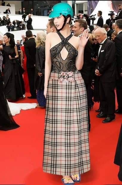 Bật cười trước bộ cánh mặc như không” của Ngọc Trinh sau khi được dân mạng nhào nặn”-7