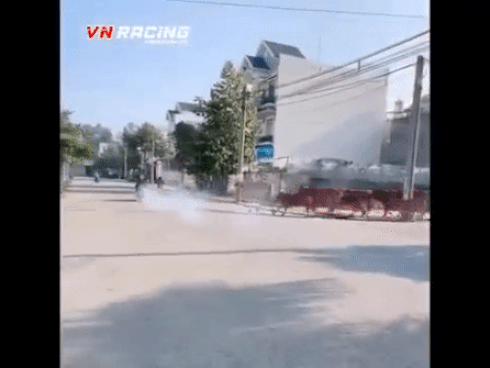 Clip: Quái xế nẹt pô ầm ĩ, liền bị cả đàn bò truy đuổi-1