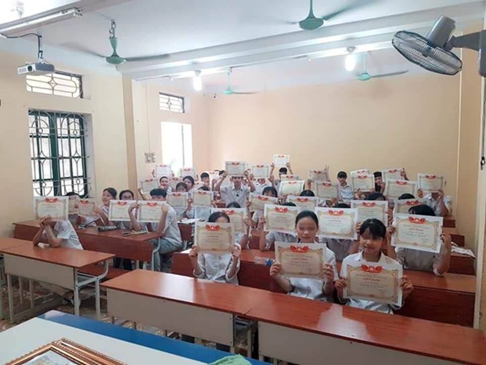 Trường dạy kiểu gì mà 42/43 em một lớp có giấy khen học sinh giỏi-2