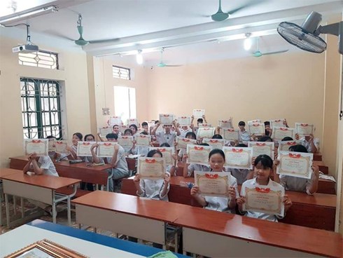 'Trường dạy kiểu gì mà 42/43 em một lớp có giấy khen học sinh giỏi'