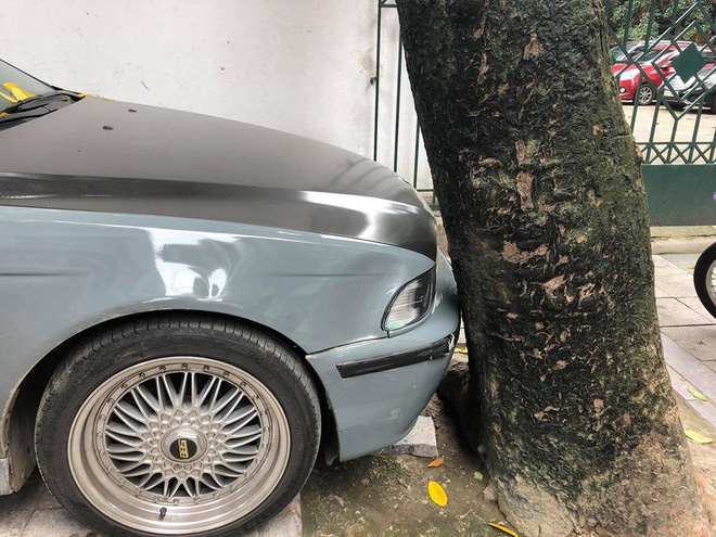 Màn đỗ xe đỉnh cao trên phố Hà Nội khiến dân mạng hoang mang: Xe hay cây có trước?-4