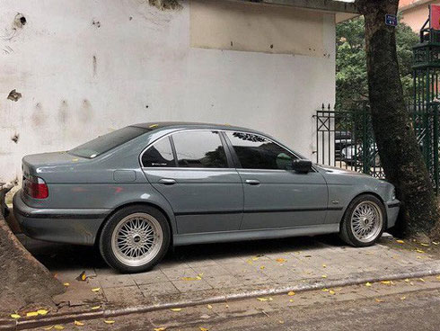 Chỗ đỗ ô tô hiểm hóc khiến dân mạng bối rối: Tài xế lùi sao mà khéo thế?-3