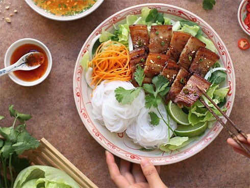 Mỗi khi bận rộn tôi làm món bún thịt chiên, bữa tối vừa nhanh lại vừa ngon