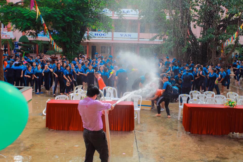 Thấy học sinh dùng súng nước bắn nhau ngày bế giảng, thầy hiệu phó mang hẳn vòi cứu hoả ra phun nước chống lại toàn trường!-1