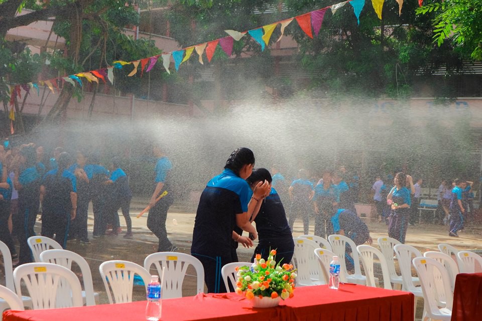 Thấy học sinh dùng súng nước bắn nhau ngày bế giảng, thầy hiệu phó mang hẳn vòi cứu hoả ra phun nước chống lại toàn trường!-5