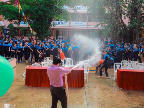 Thấy học sinh dùng súng nước bắn nhau ngày bế giảng, thầy hiệu phó mang hẳn vòi cứu hoả ra phun nước chống lại toàn trường!