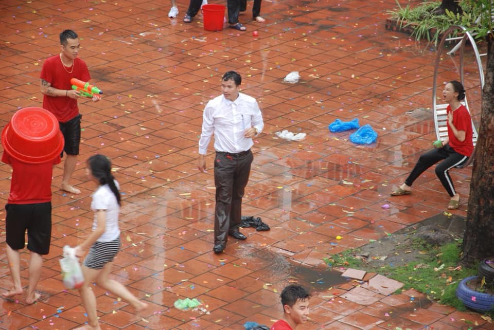 Xuống sân trường quẩy với học sinh ngày bế giảng, thầy hiệu phó bị ụp nguyên xô nước vào người, ướt như chuột lột-1