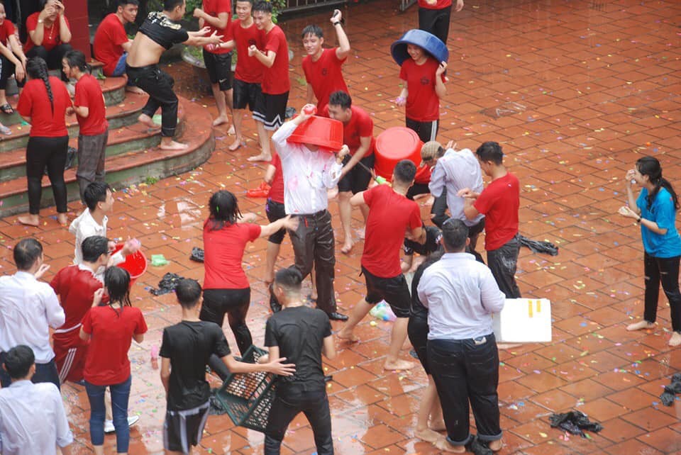 Xuống sân trường quẩy với học sinh ngày bế giảng, thầy hiệu phó bị ụp nguyên xô nước vào người, ướt như chuột lột-3