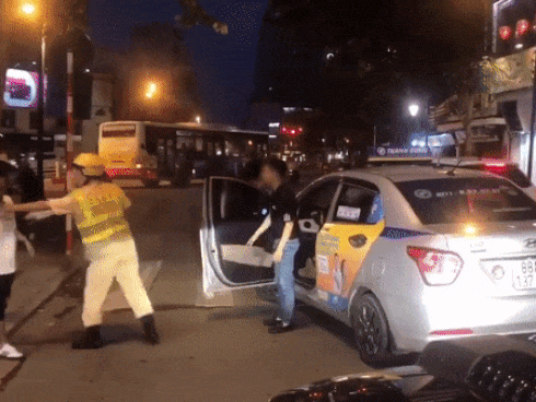 CLIP: Mặc CSGT ngăn cản, người đàn ông bắt tài xế taxi đâm người bỏ chạy quỳ giữa đường