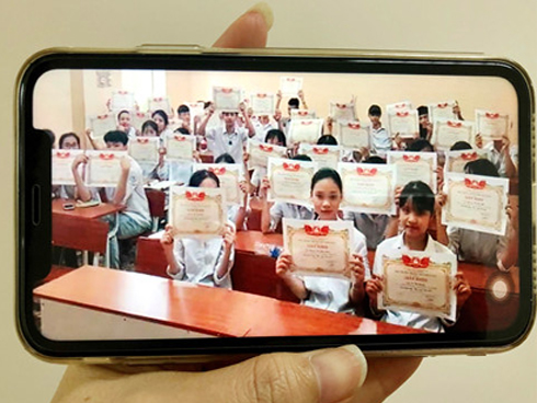 Học sinh giỏi hụt hẫng vì phần thưởng… rỗng ruột-3