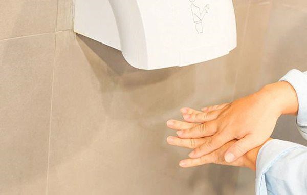 Cho con dùng máy sấy tay nơi công cộng, chuyên gia thảng thốt vì lỗi sai gây hại-1